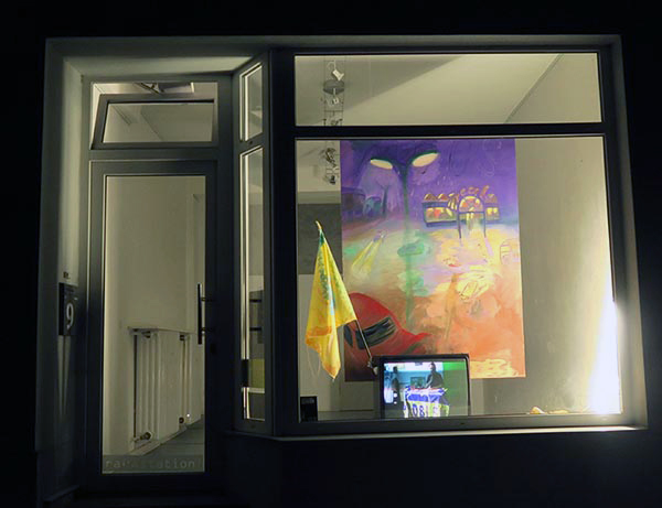 Fenster bei Nacht mit Installation von Theo Huber