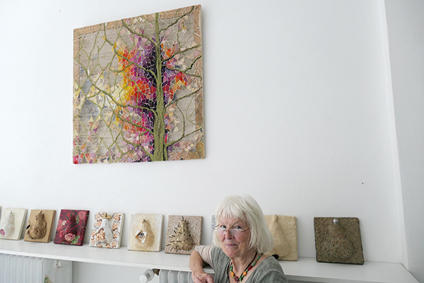 Dorothea Nolting vor Gewebe und Birnen-Variationen